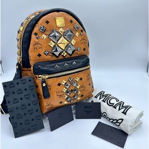 MCM
COGNAC MCM VISETOS STARK
STUDDED BACKPACK MEDIUM